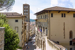 Arezzo; Palazzo Pretorio, Via dei Pileati, Campanile di Santa Maria delle Pieve, Toskana, Italien