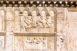 Spoleto; Chiesa San Pietro fuori le Mura; Fassadenreliefs, Fußwaschung Christi und Berufung der Apostel Paulus und Petrus, Umbrien, Italien