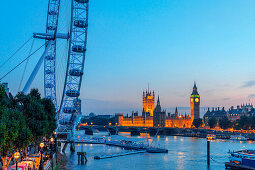 Blick auf das London Eye und die Houses of Parliament, London, England, Vereinigtes Königreich