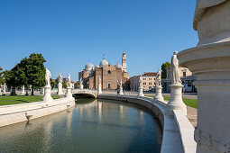 Wassergraben um den öffentlicher Platz mit über 70 Statuen historischer Stadtbewohner am Prato della Valle, Padua, Italien