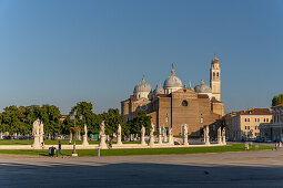 Blick über den Prato della Valle auf die Abtei Giustina in Padua, Italien