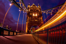 Auf der Tower Bridge in London bei Nacht, UK, Großbritannien