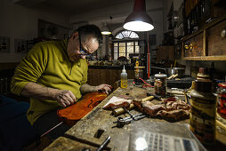 Geigenbauer Philippe Devanneaux bei der Arbeit in seinem Geschäft, Cremona, Italien