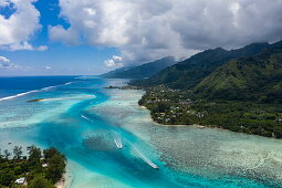 Luftaufnahme von Booten in der Lagune mit Bergen dahinter, Moorea, Windward Islands, Französisch-Polynesien, Südpazifik