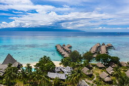 Luftaufnahme des Sofitel Ia Ora Beach Resort mit Overwater-Bungalows und Blick auf Tahiti, Moorea, Windward Islands, Französisch-Polynesien, Südpazifik