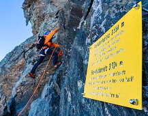  Austria, East Tyrol, Kals, Großglockner, climbing on the Stüdlgrat, breakfast place 