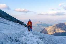  Austria, East Tyrol, Kals, Großglockner, mountaineers approaching the Stüdlgrat via glacier 