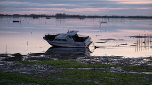 Sumpflandschaft bei Sonnenuntergang, im Vordergrund ein Motorboot, Laguna von Venetia, Chioggia, Veneto, Italien, Europa