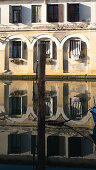 Blick auf den Vena Kanal mit seinen Spiegelungen der alten Fassaden, Chioggia, Lagune von Venedig, Veneto, Italien, Europa