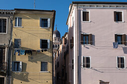 Blick auf den Glockenturm der Kathedrale Santa Maria Assunta, Kathedrale von Chioggia, Chioggia, Lagune, Venetien, Italien