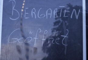 Schrift; Biergarten geöffnet