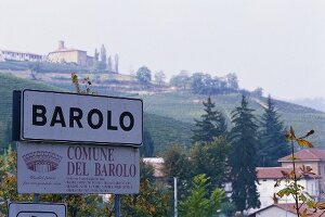 Ortschild der Gemeinde Barolo im Piemont, Italien