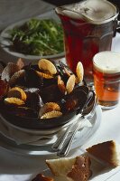 Mussels with salad and beer