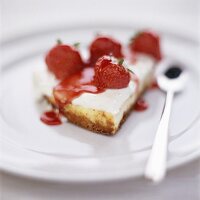 Piece of cheesecake with strawberries & strawberry sauce