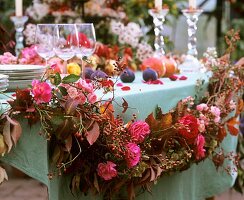 Girlande als Tischdeko aus Rosen, Hagebutten und Hortensien