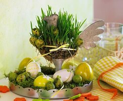 Osterdeko: Drahthahn mit Weizengras, Tablett mit Eiern