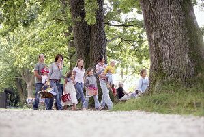 Familie geht zusammen im Park spazieren