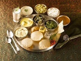 Thali (verschiedene Gerichte und Dips), Gujarat, Indien