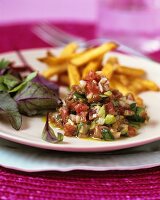 Tomaten-Tatar-Salat mit Pommes Frites