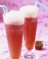 Erfrischende Erdbeer-Sekt-Drinks mit Vanilleeis-Haube