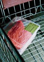 Braising beef in packaging in a shopping trolley