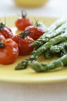 Oven-baked cocktail tomatoes and asparagus spears