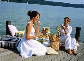 Zwei Frauen beim Picknick am See