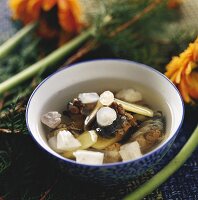 Schildkrötensuppe mit chinesischem Pilz und Salbeiwurzel