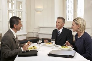 Geschäftsleute treffen sich zum Mittagessen im Restaurant