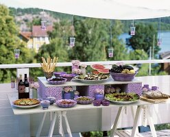 Vorspeisenbüffet im Freien mit Rosendeko