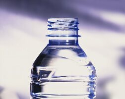 Der obere Bereich einer offenen Wasserflasche