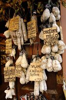 Verschiedene Salami in einem Geschäft in Norcia (Italien)