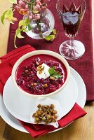 Rote-Bete-Suppe mit Gänsegrieben