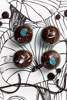 Vier Cupcakes mit Schokoglasur