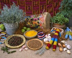 Afrikanisches Stillleben mit Curry, Pfeffer und Kardamom