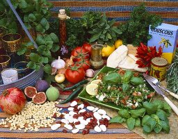 Zutaten der arabischen Küche (Kräuter, Gemüse, Obst)