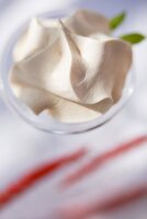 Meringue mit Minze und Erdbeerpüree