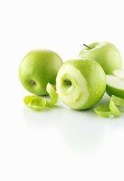 Grüne Äpfel, teilweise geschält