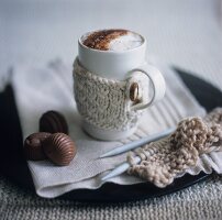 Eine Tasse heiße Schokolade mit Pralinen