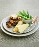 Käse mit Walnüssen, Crackers und Sellerie