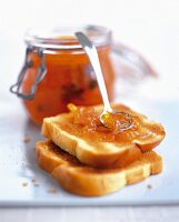 Toast mit Orangenmarmelade