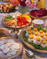 Jüdisches Buffet mit Gurkensalat, gefilte Fish, Rohkost & Dip