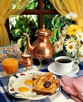 Frühstücksszene mit Toast, Spiegelei, Kaffee und Orangensaft