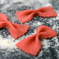 Selbstgemachte rote Farfalle