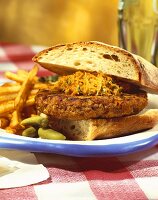 Gemüseburger mit Pommes frites