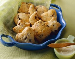 Rosinenscones in blauer Schale, daneben Butter