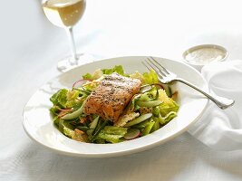 Gebratenes Lachsfilet auf Salat