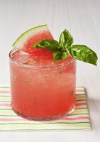 Wassermelonencocktail mit Basilikum