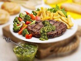 Gegrilltes Ribeye Steak mit Kräutersauce, Pommes frites und Gemüse