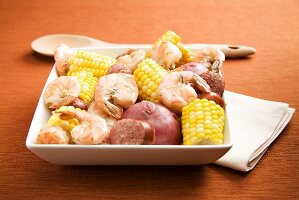 Frogmore Stew (Eintopf aus Wurst, Garnelen, Mais und Kartoffeln, USA)